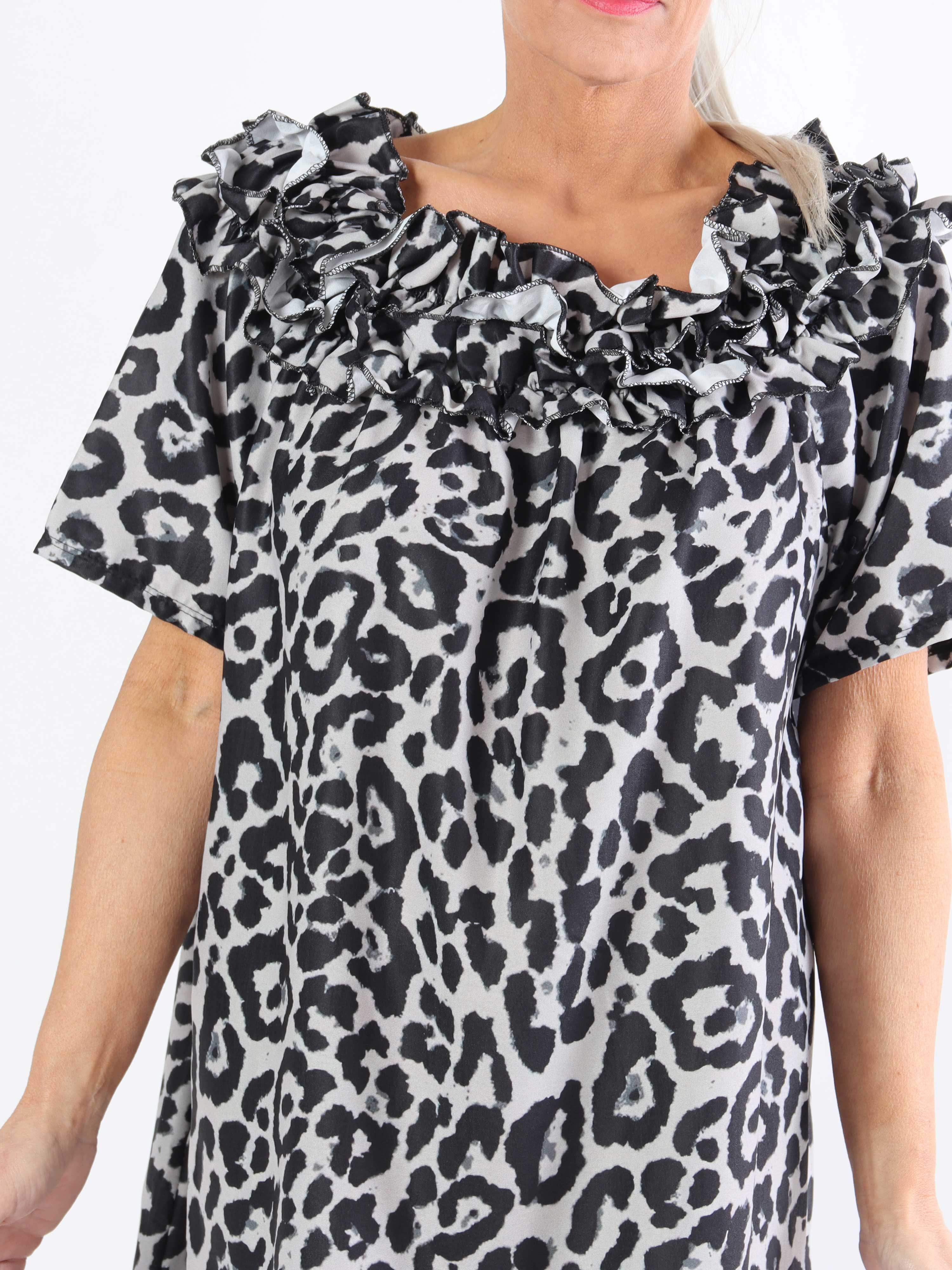 Chili Leo Sleeveless Dress - Plus size kjole i leopardprint med flæser